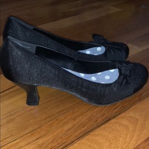 Black heels size 8!